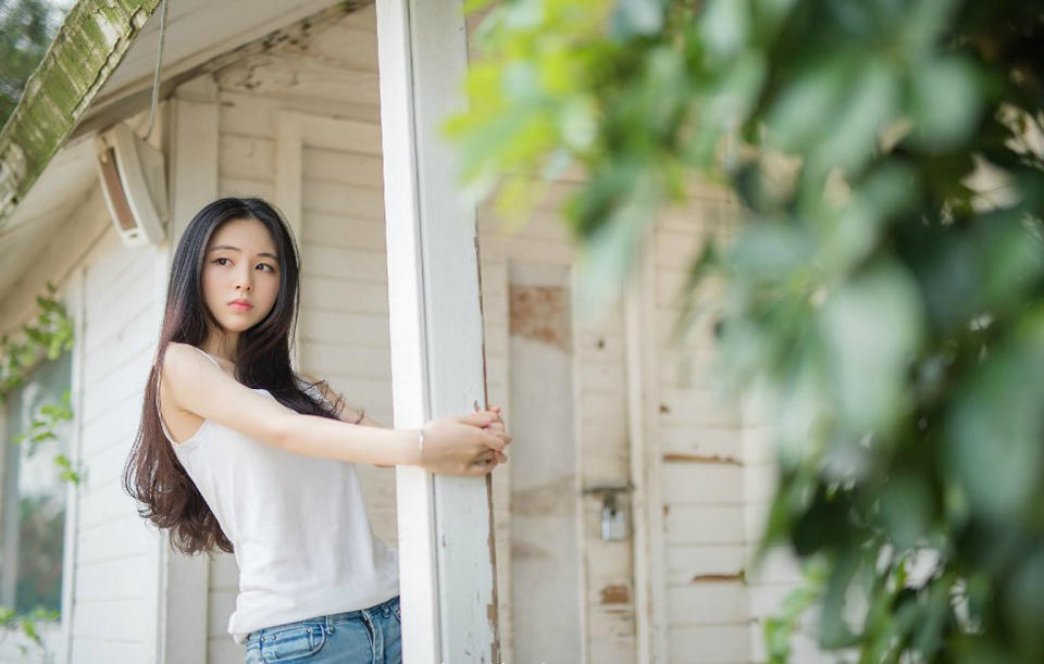 “孙权亲自去了柴桑，将周瑜的尸骨迎回庐江安葬，听说整个柴桑大营的将士都去了，新任都督吕蒙被孙权狠狠地责罚了一顿。”马良道。